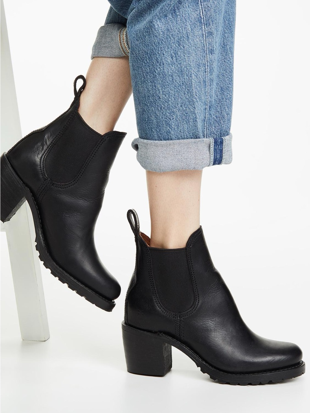 FRYE Sabrina Black Leather Chelsea Lug Sole Ankle Boots 8
